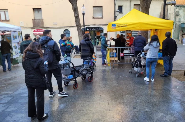 Carpes dissabte i diumenge amb samarretes i marxandatge del Sant Andreu