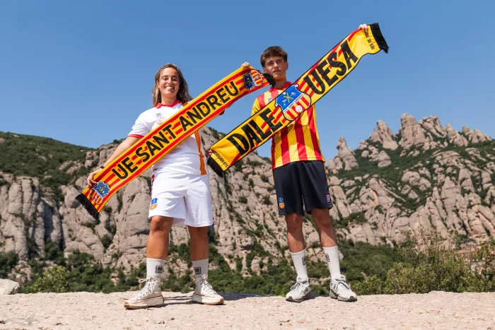 Bufandes, gorres i banderes a la venda a les Oficines de cara al desplaçament històric a Sabadell