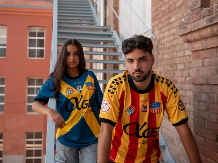 A la venda les noves samarretes del Sant Andreu 1925-2025