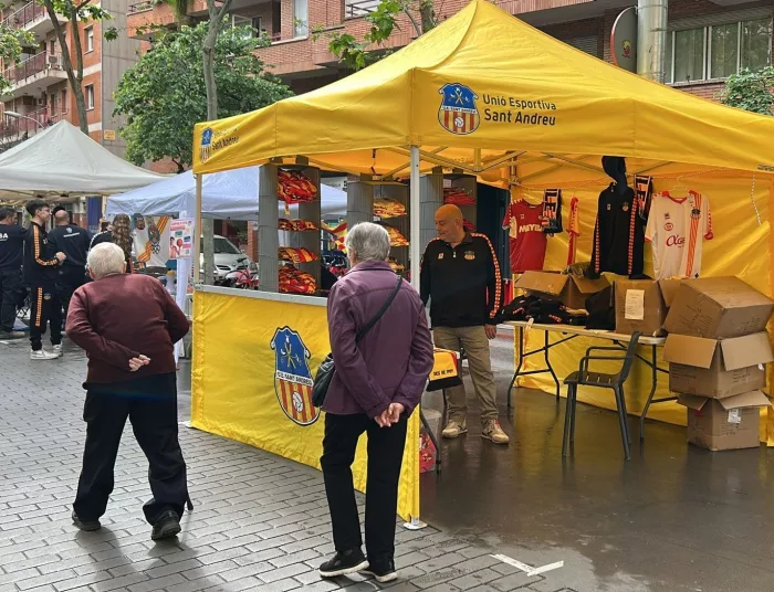 Outlet amb productes oficials del Sant Andreu dissabte al Narcís Sala