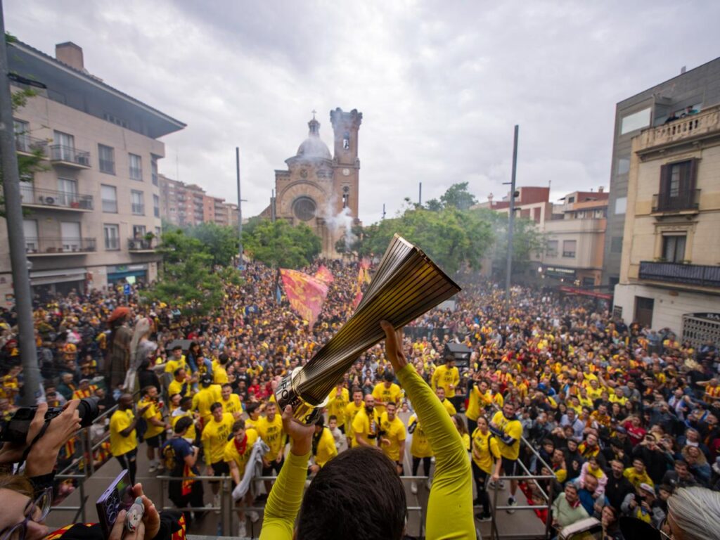 Celebració de l’ascens a Primera RFEF en una Plaça d’Orfila plena a vessar