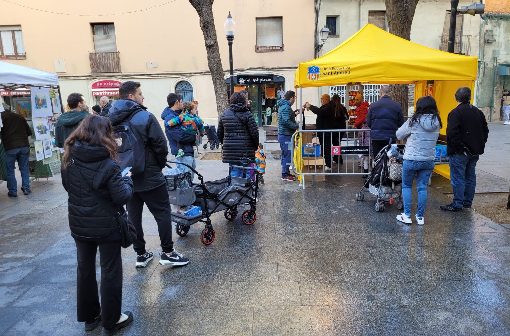 Carpes dissabte i diumenge amb samarretes i marxandatge del Sant Andreu
