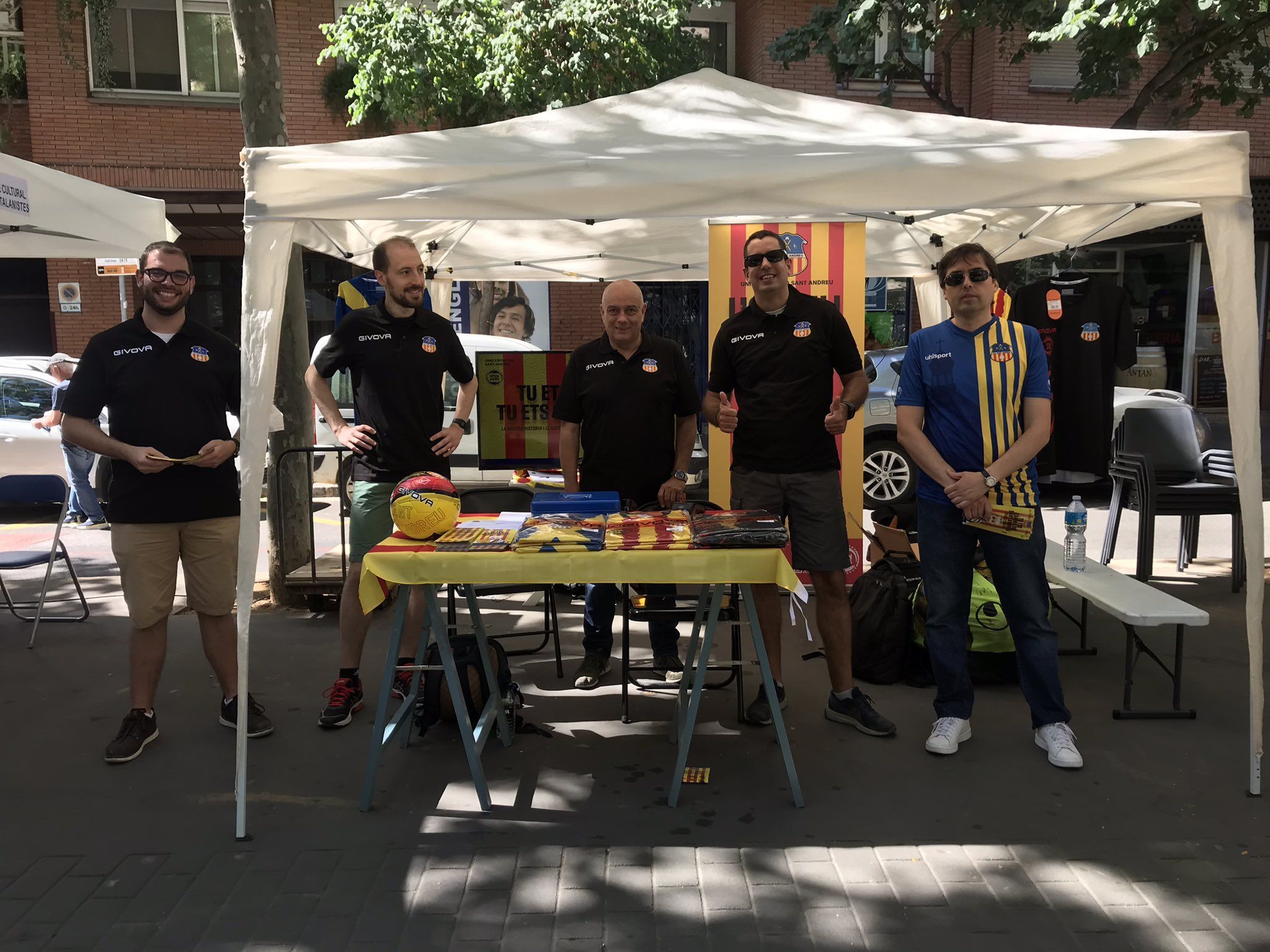 Aquesta setmana, carpes del Sant Andreu amb les dues samarretes i més productes de marxandatge